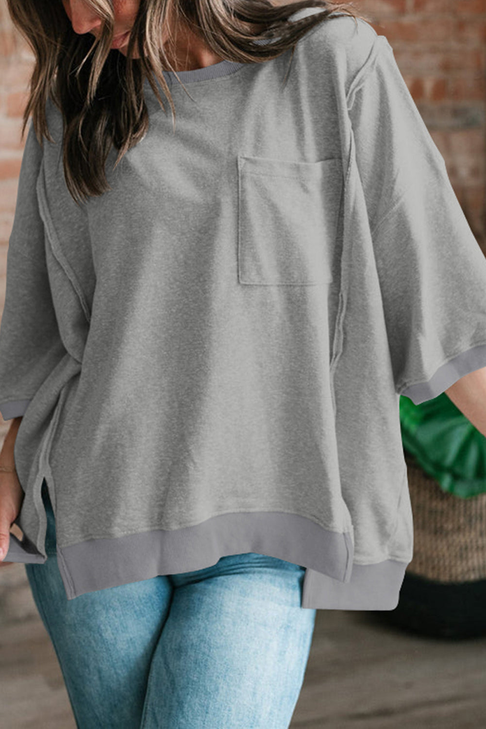 T-shirt ampia divisa grigio chiaro con tasca sul petto e cucitura a vista