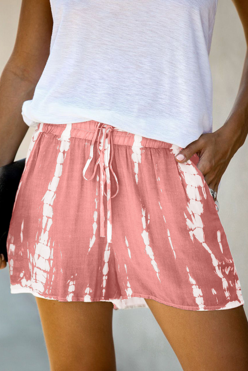 Lässige Shorts mit Kordelzug in Rosa und Batikmuster