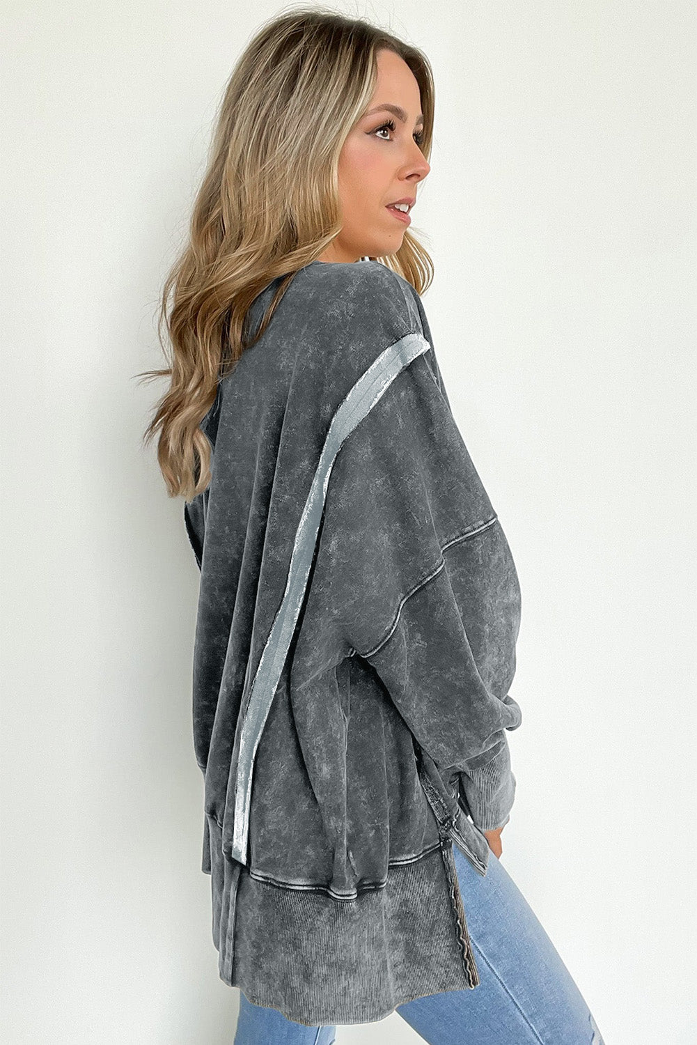Pulover s šivi in ​​razporki sproščenega kroja v sivi barvi Acid Wash
