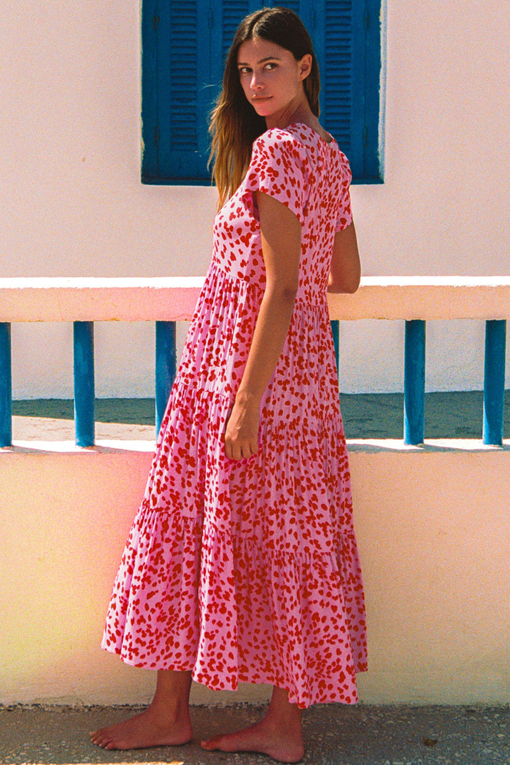 Ružičasta boho haljina kratkih rukava na više razina s printom