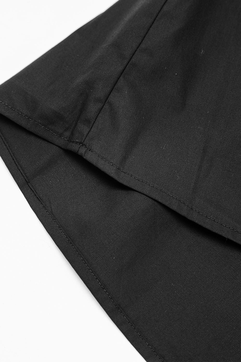 Crna haljina na volane s V izrezom i džepovima