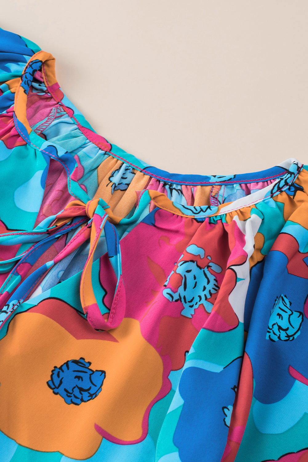 Mehrfarbige, kurzärmlige Bluse mit Blumendruck und Kordelzug und V-Ausschnitt