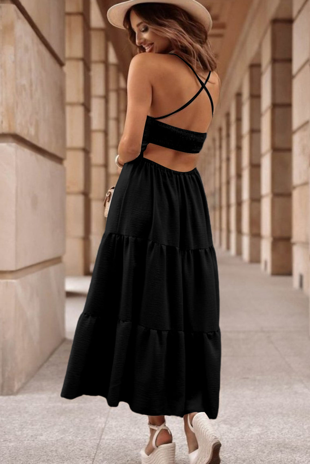 Črna navzkrižna dolga obleka brez hrbtnega steznika v stopnjah