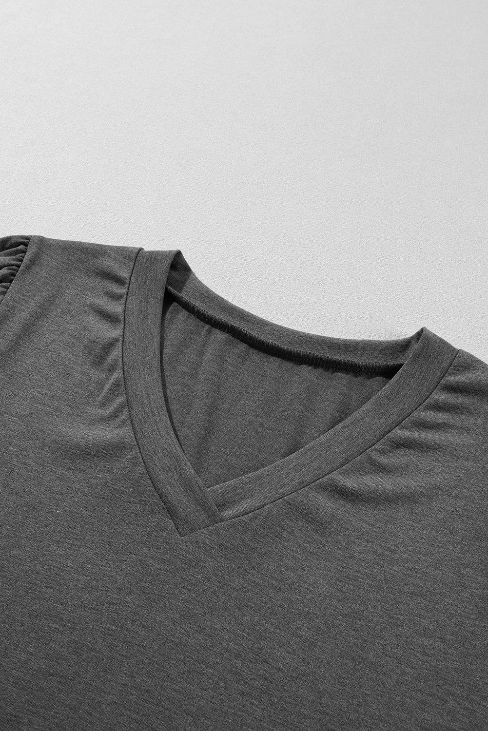 T-shirt con scollo a V con maniche a petalo alla moda grigio carbonio