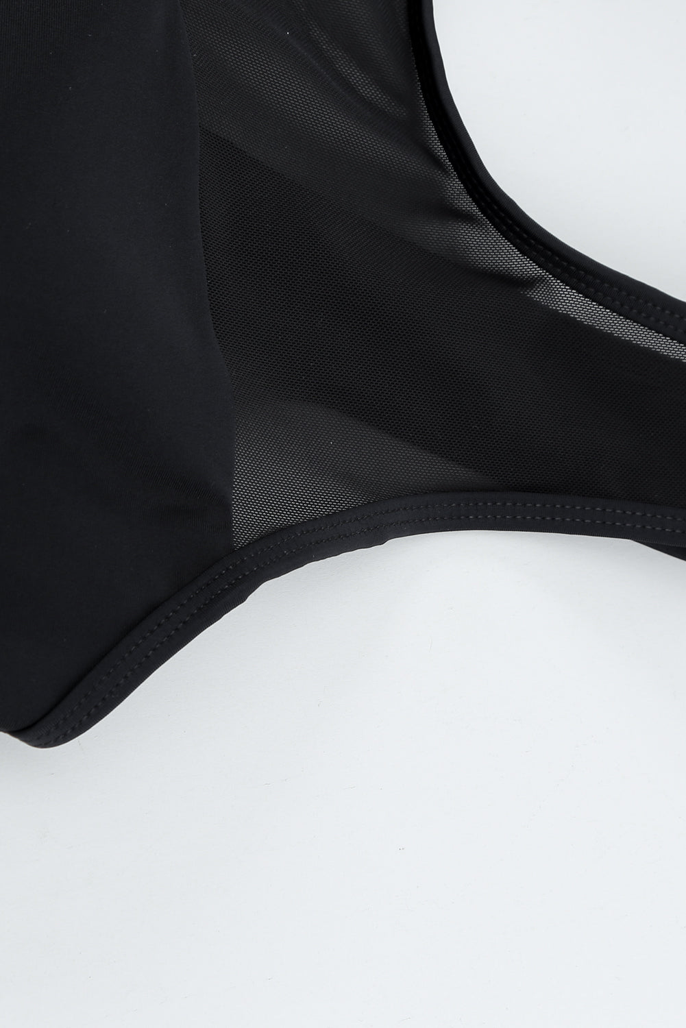 Schwarzer, einteiliger Badeanzug aus Netzstoff mit ausgehöhltem Rücken und Trägern