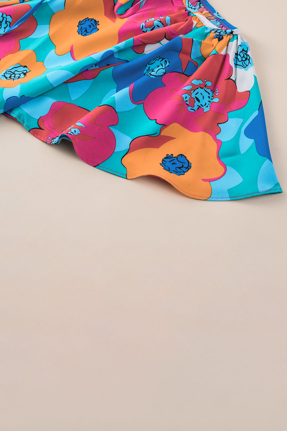 Večbarvna bluza s kratkimi rokavi in ​​v izrezom z vrvico