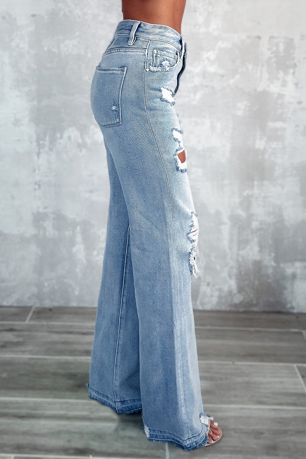 Himmelblaue Vintage-Jeans mit weitem Bein und Rissen im Used-Look