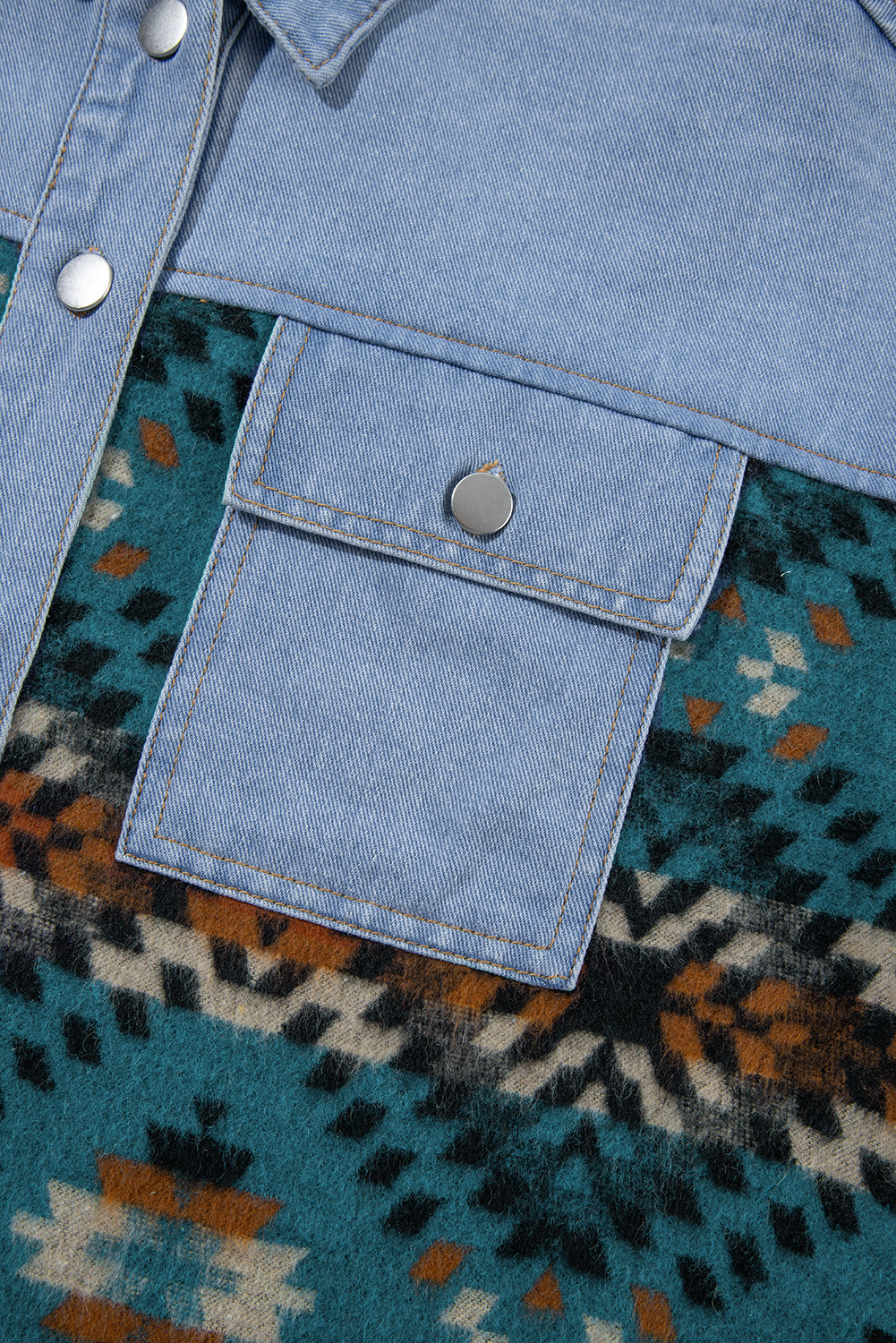 Blaue Jeansjacke mit Azteken-Print