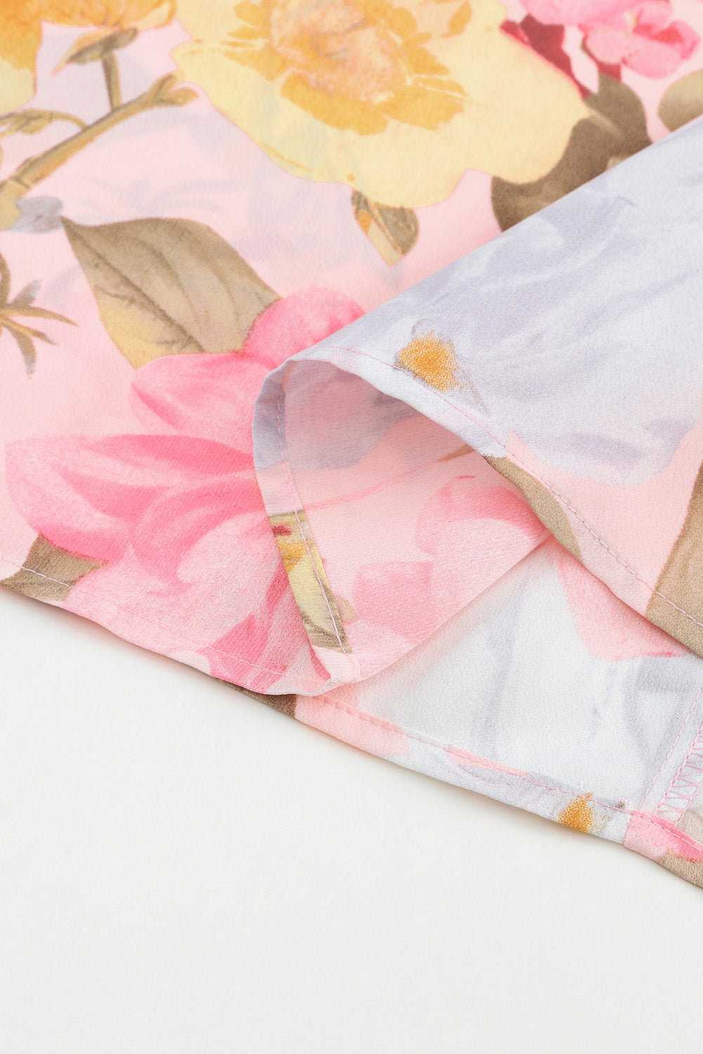 Rožnata ohlapna cvetlična bluza s 3/4 rokavi in ​​manšetami