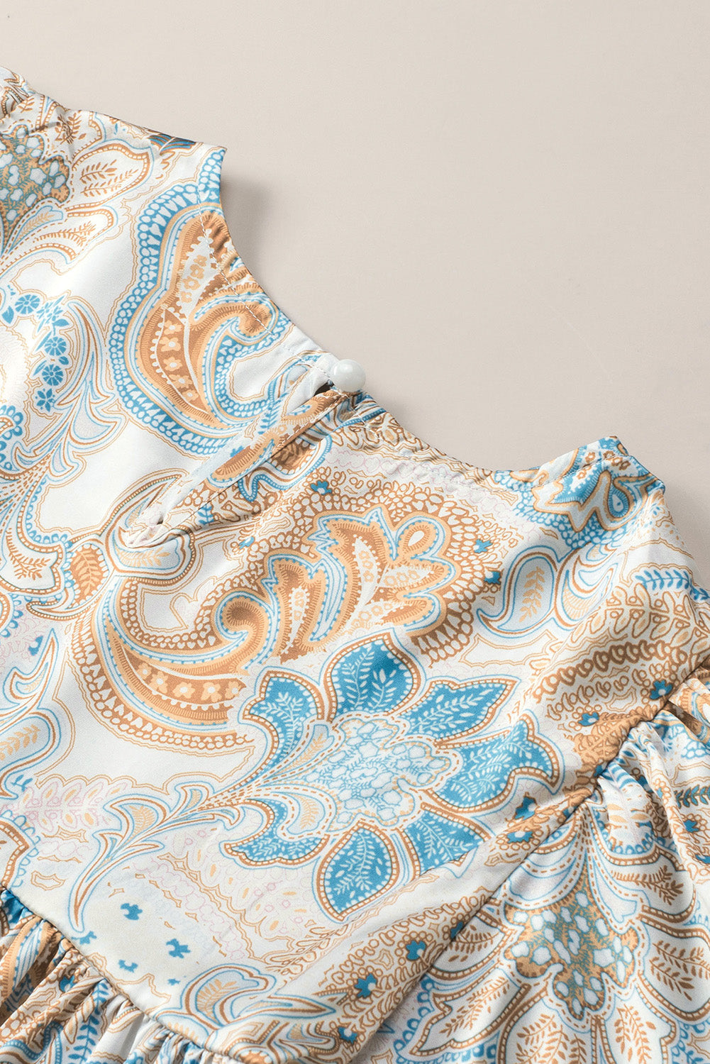 Himmelblaue, lockere Bluse mit Paisley-Print und weiten Ärmeln