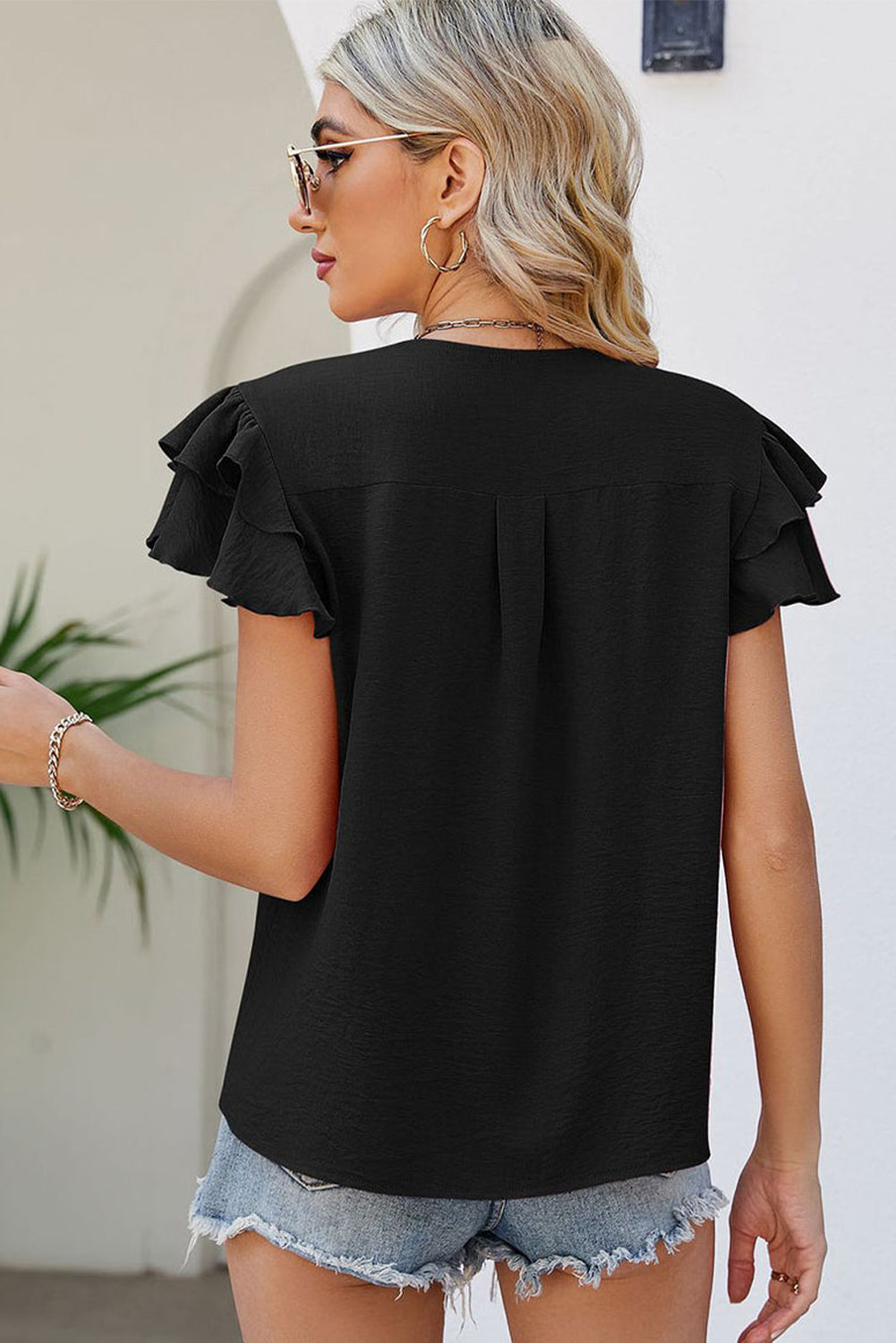 Črna bluza velike velikosti s kratkimi rokavi in ​​v-izrezom z naborki