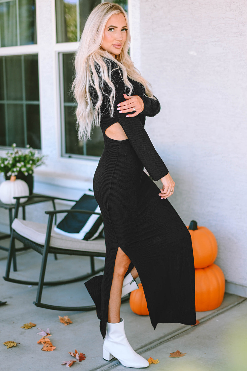 Schwarzes, geripptes, langärmliges Kleid mit verdrehtem Ausschnitt