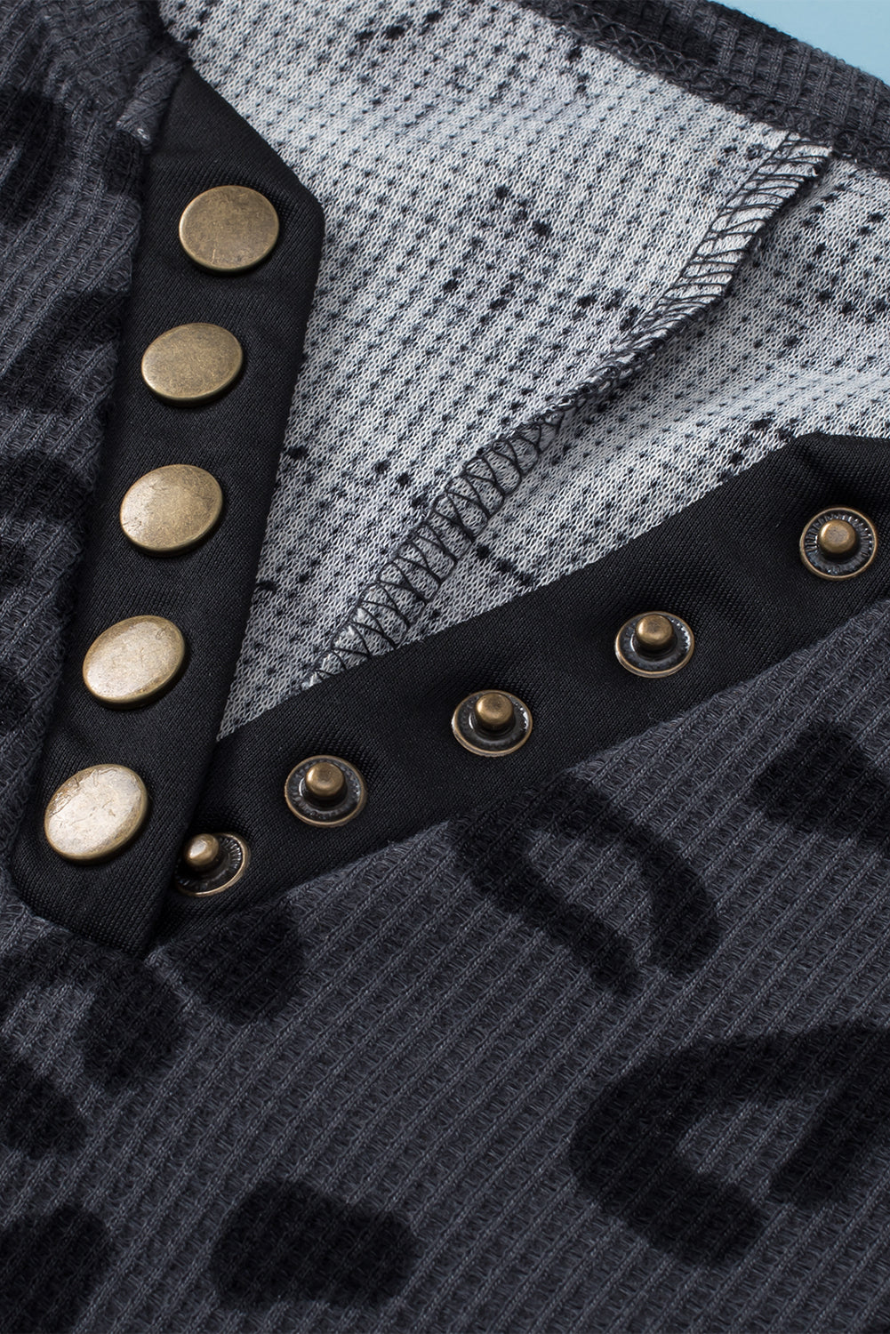 Siva jopica z leopardjim vzorcem in gumbi z razcepljenim ovratnikom