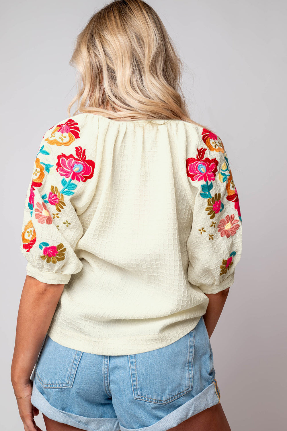 Beige, floral bestickte, strukturierte Ricrac-Bluse mit Puffärmeln