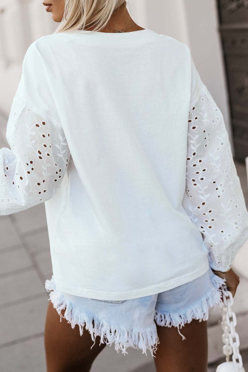 Bijela izvezena patchwork bluza s puf rukavima s V-izrezom