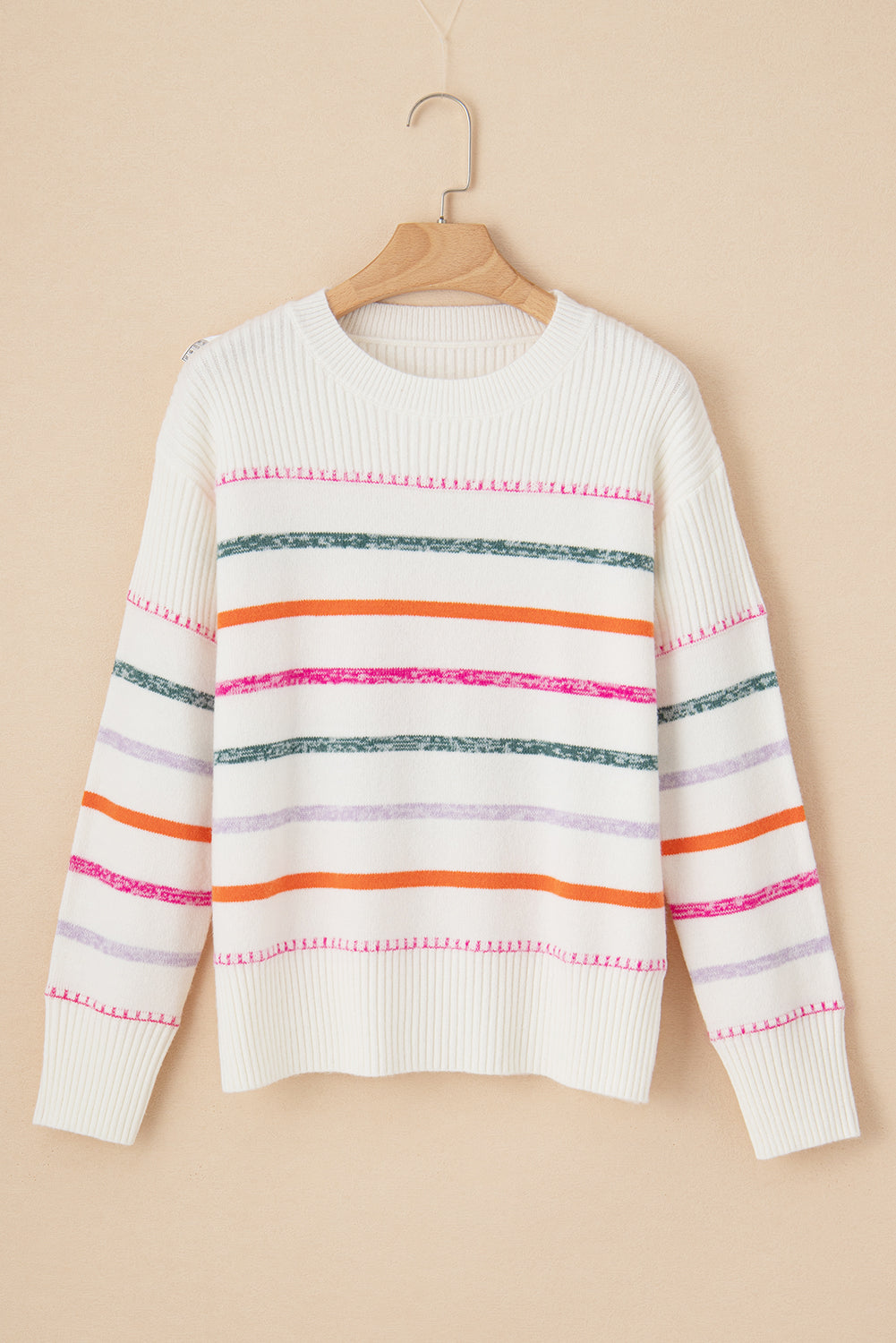 Weißer Pullover mit bunten Streifen und geripptem Rand