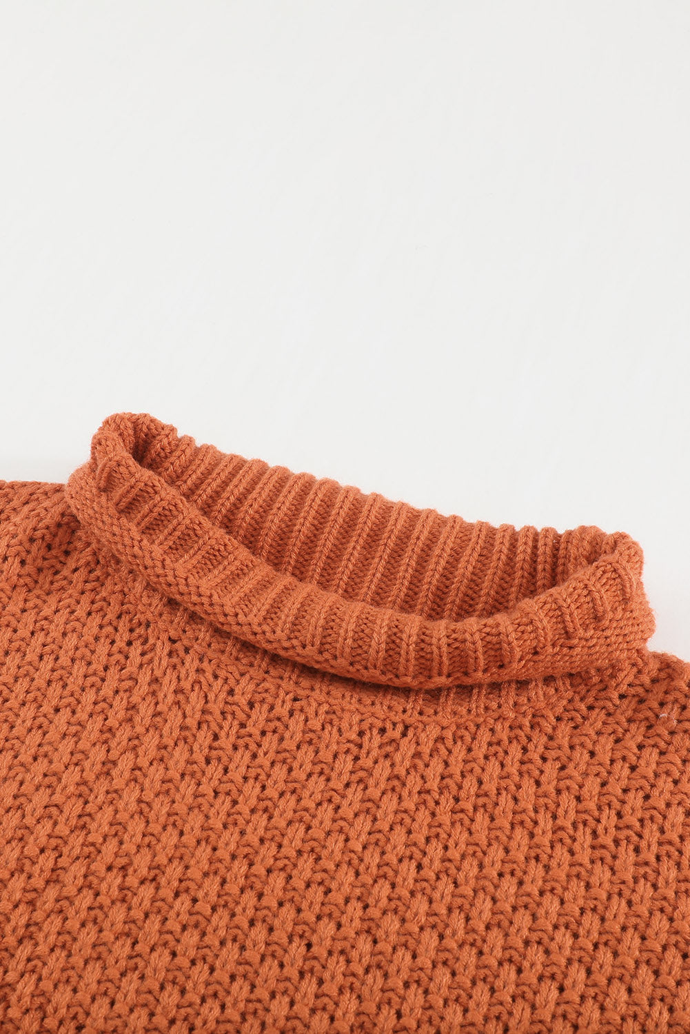 Narančasti preveliki pulover s dugim rukavima i dolčevitom krilom šišmiša