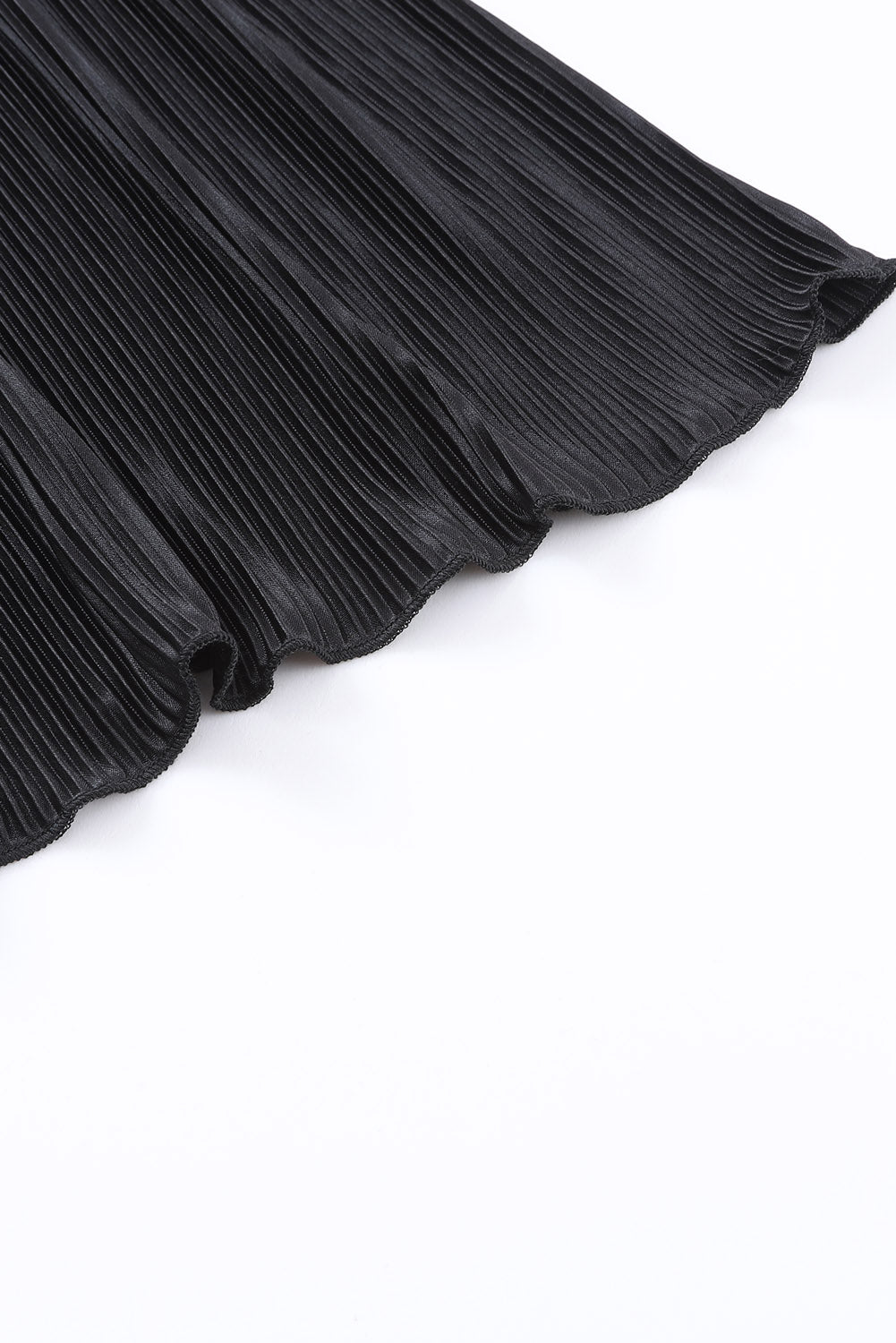 Schwarzes Lounge-Set aus plissiertem Hemd mit 3/4-Ärmeln und Shorts mit hoher Taille