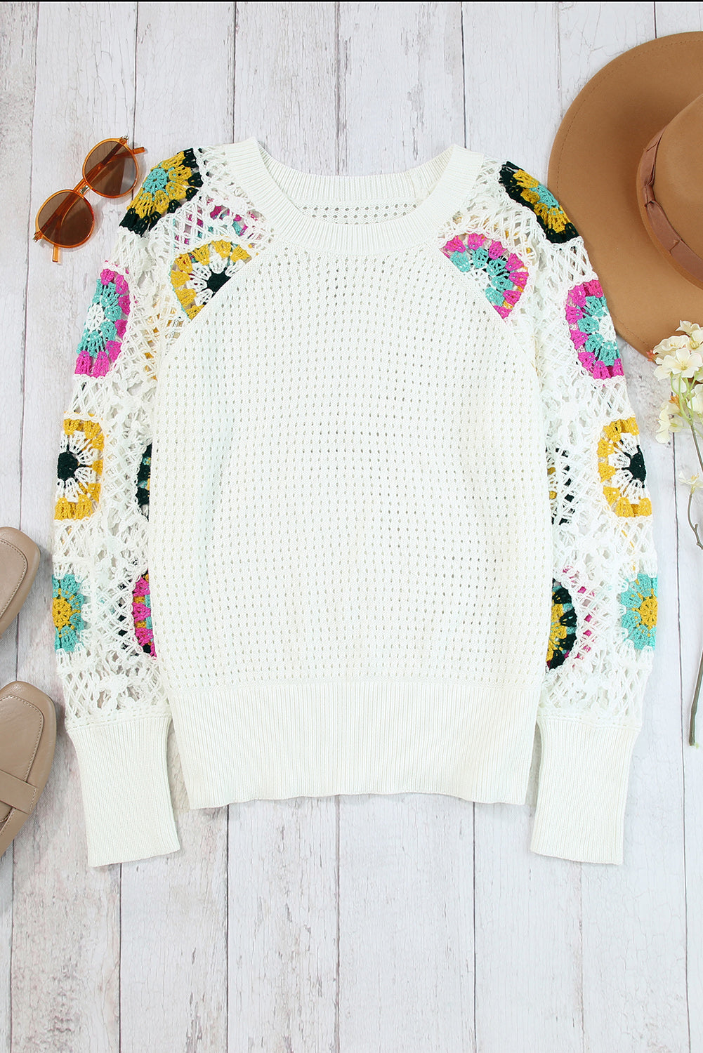 Weißer Pullover mit Häkelärmeln und Pointelle-Blumenmuster
