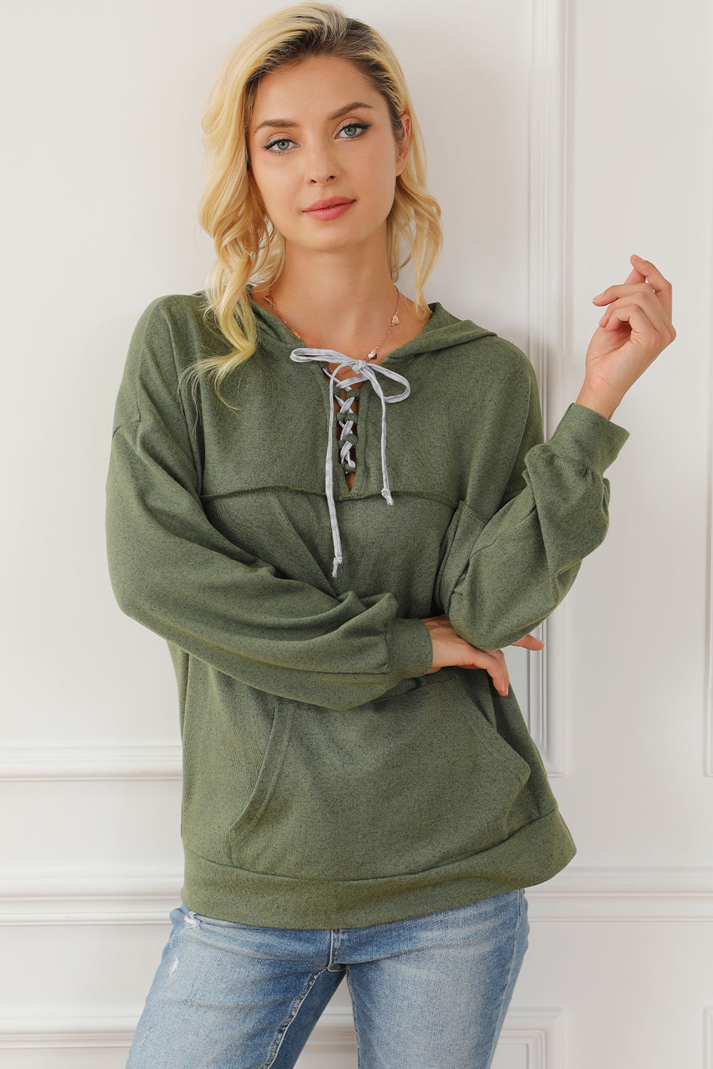 Zelen ohlapen pulover s kapuco z vezalkami in marmornim vzorcem