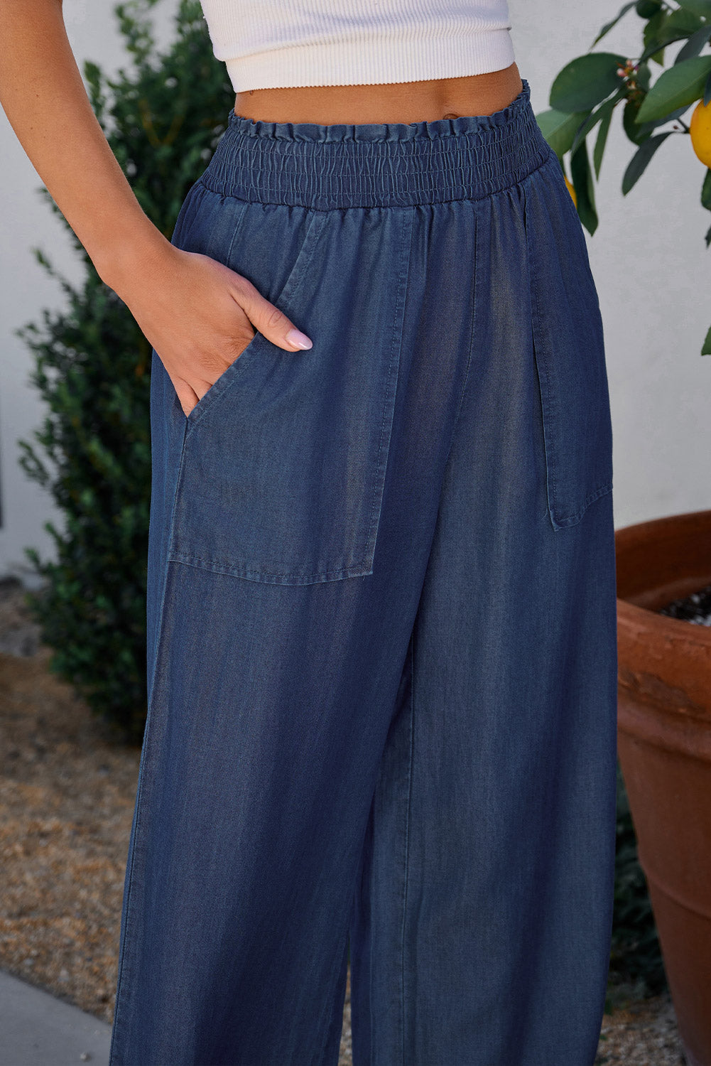 Segelblaue, gesmokte, weit geschnittene Jeans mit hoher Taille und Seitentaschen