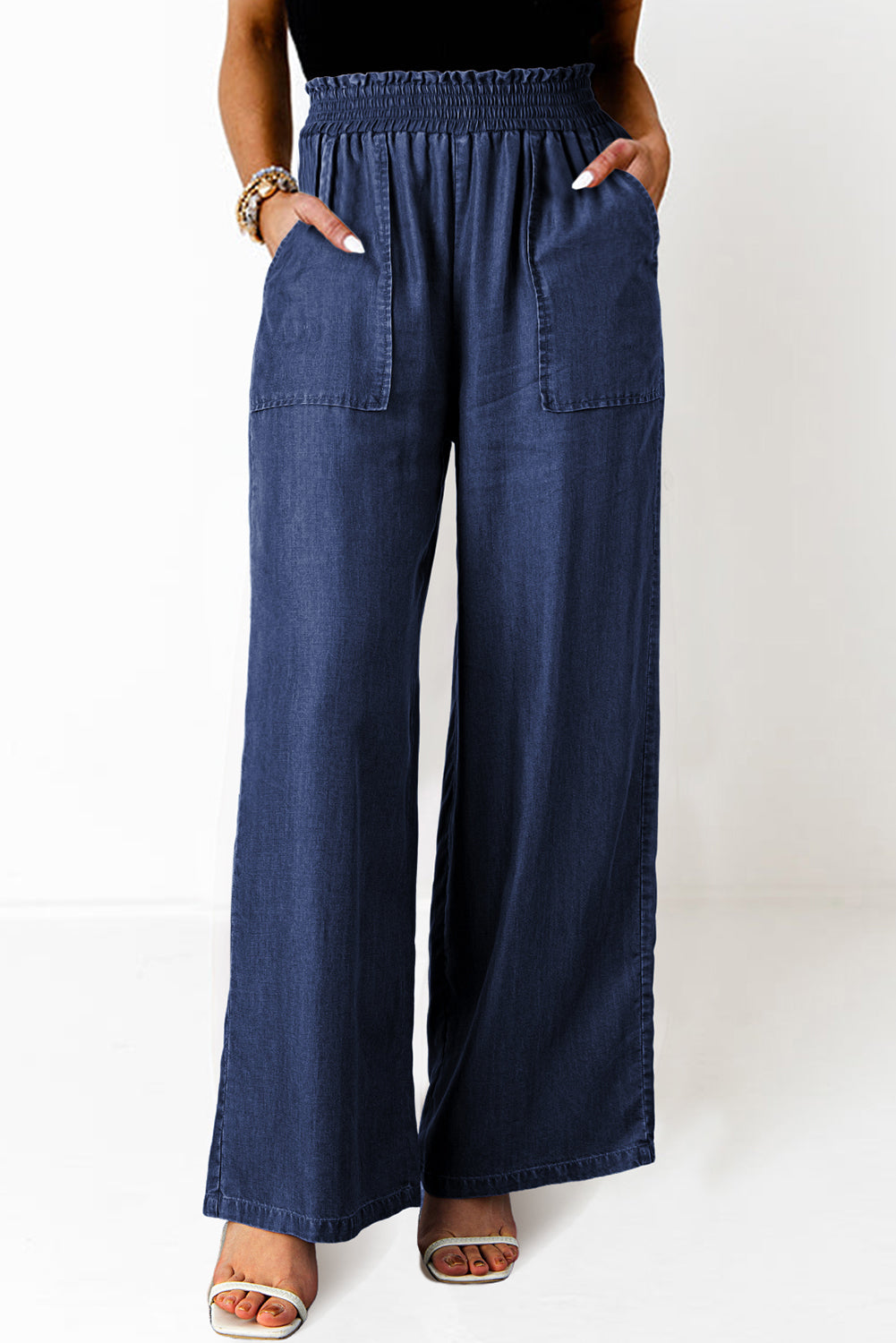 Segelblaue, gesmokte, weit geschnittene Jeans mit hoher Taille und Seitentaschen