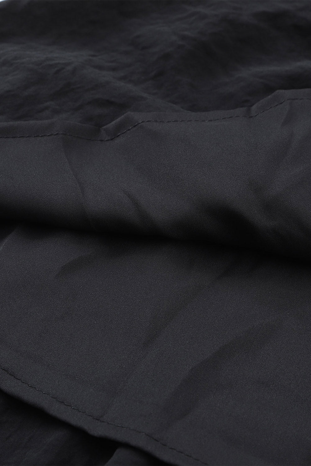 Schwarzes, plissiertes, gestuftes Minikleid mit Rüschen und Flatterärmeln