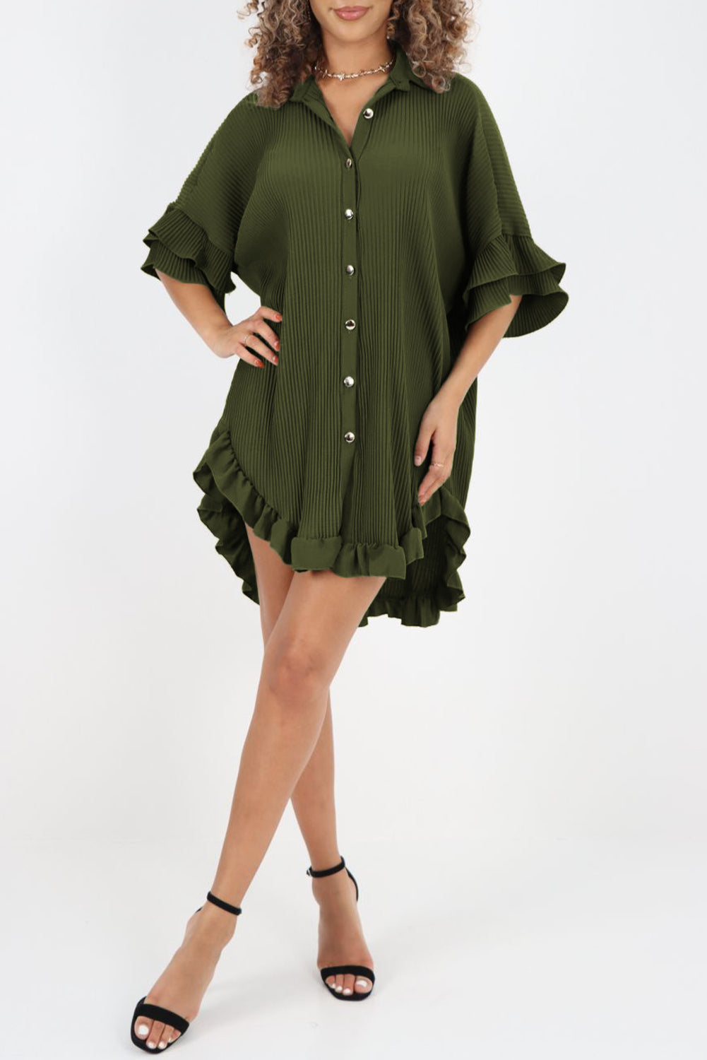 Moosgrünes, plissiertes Hemdkleid mit hohem Saum und Rüschenärmeln