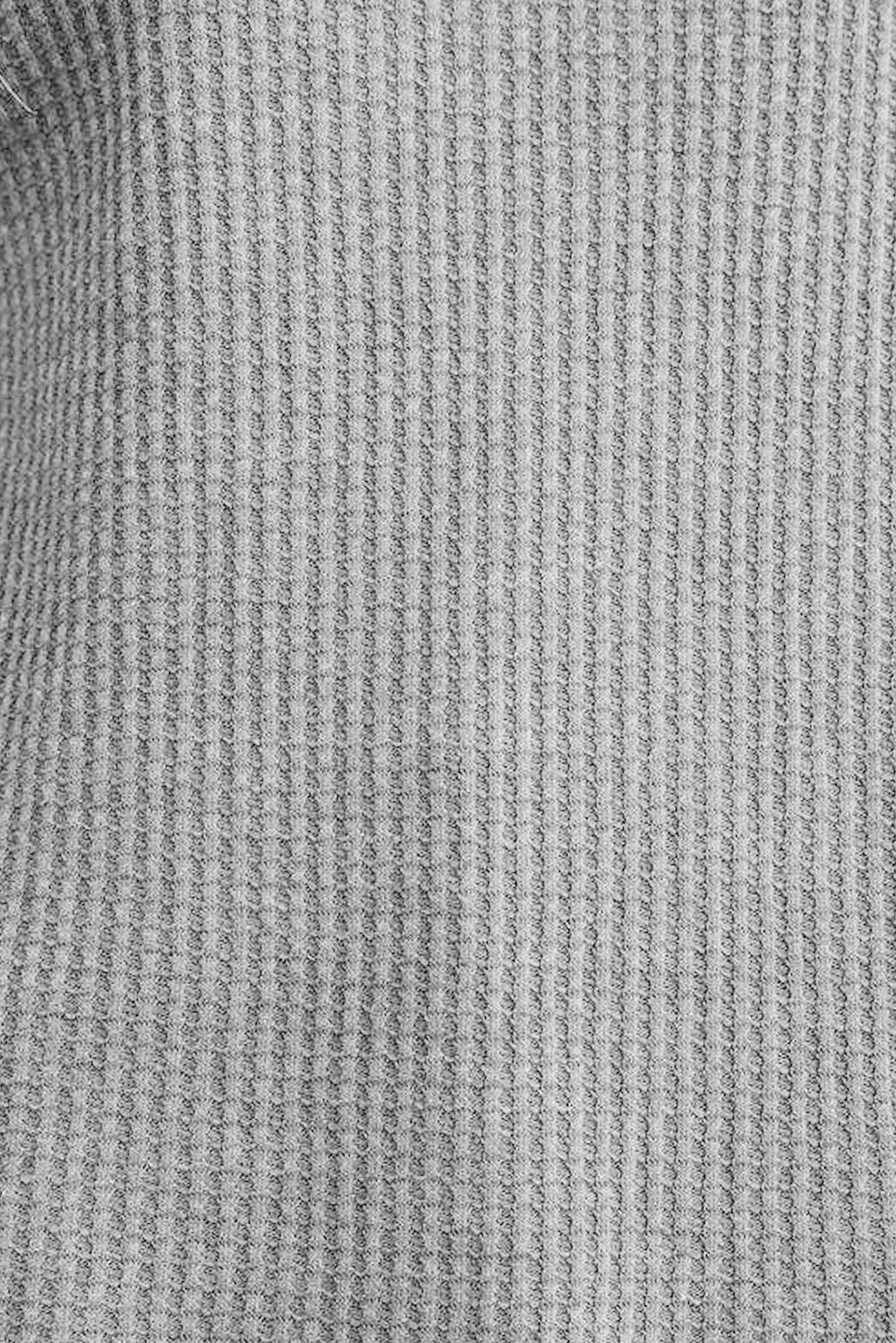 Siva pletena majica z okroglim izrezom in obrobo z vaflji