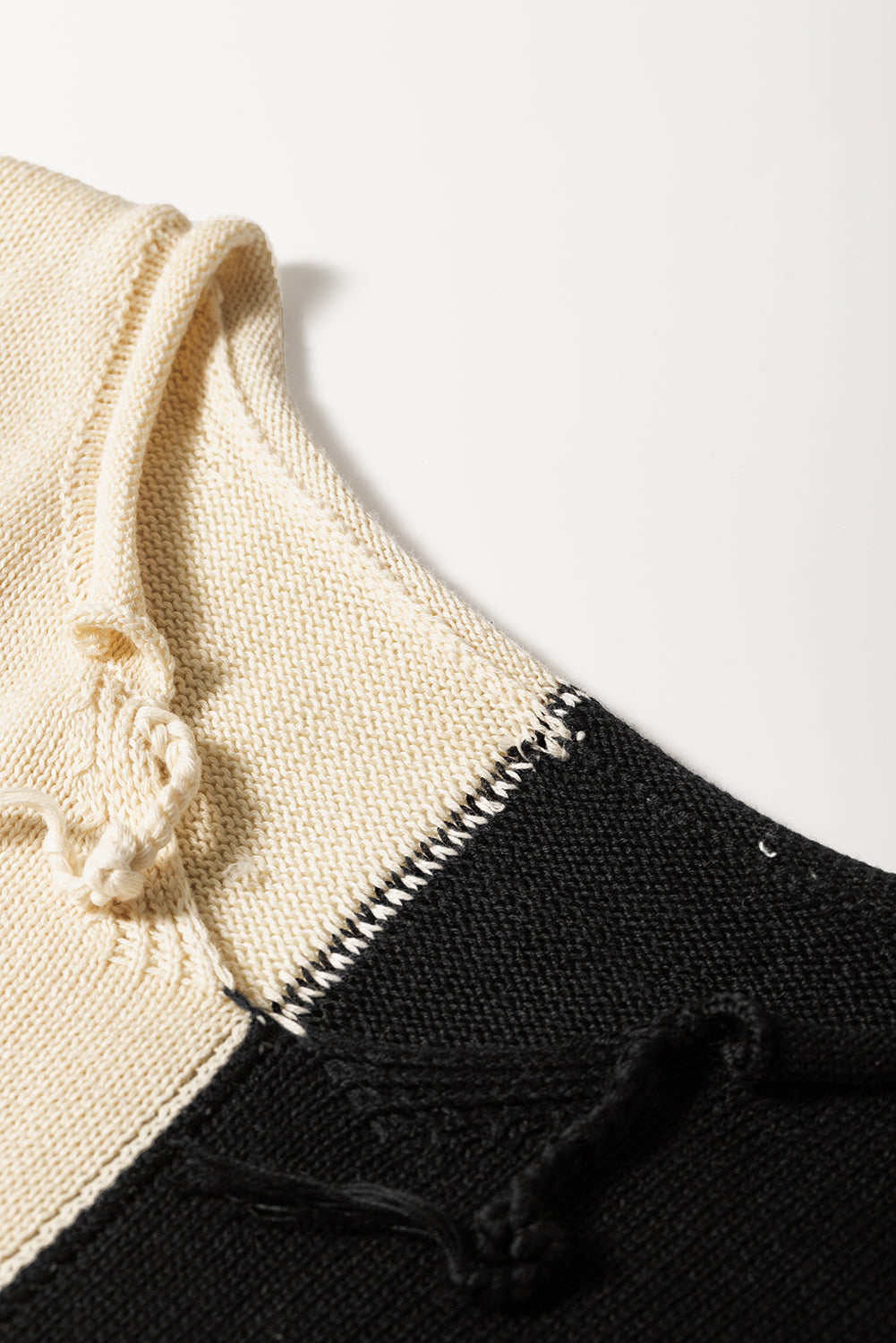 Kaki pulover s V izrezom u 2 tona u boji s neobrađenim rubovima