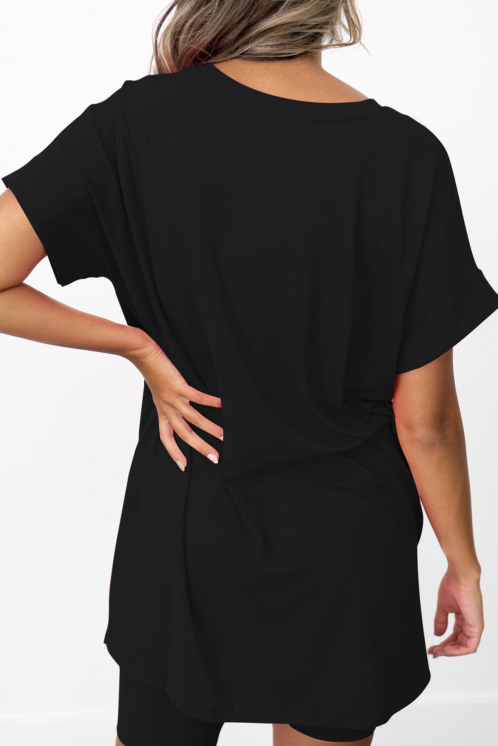 Schwarzes Set mit einfarbigem Tunika-T-Shirt und engen Shorts mit geteiltem Saum