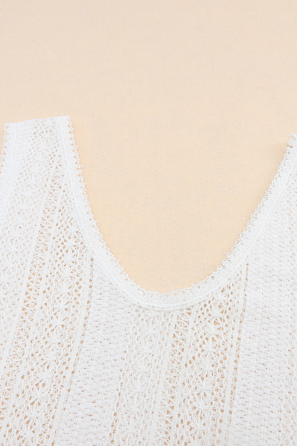 Bijela heklana majica otvorenih leđa s U izrezom