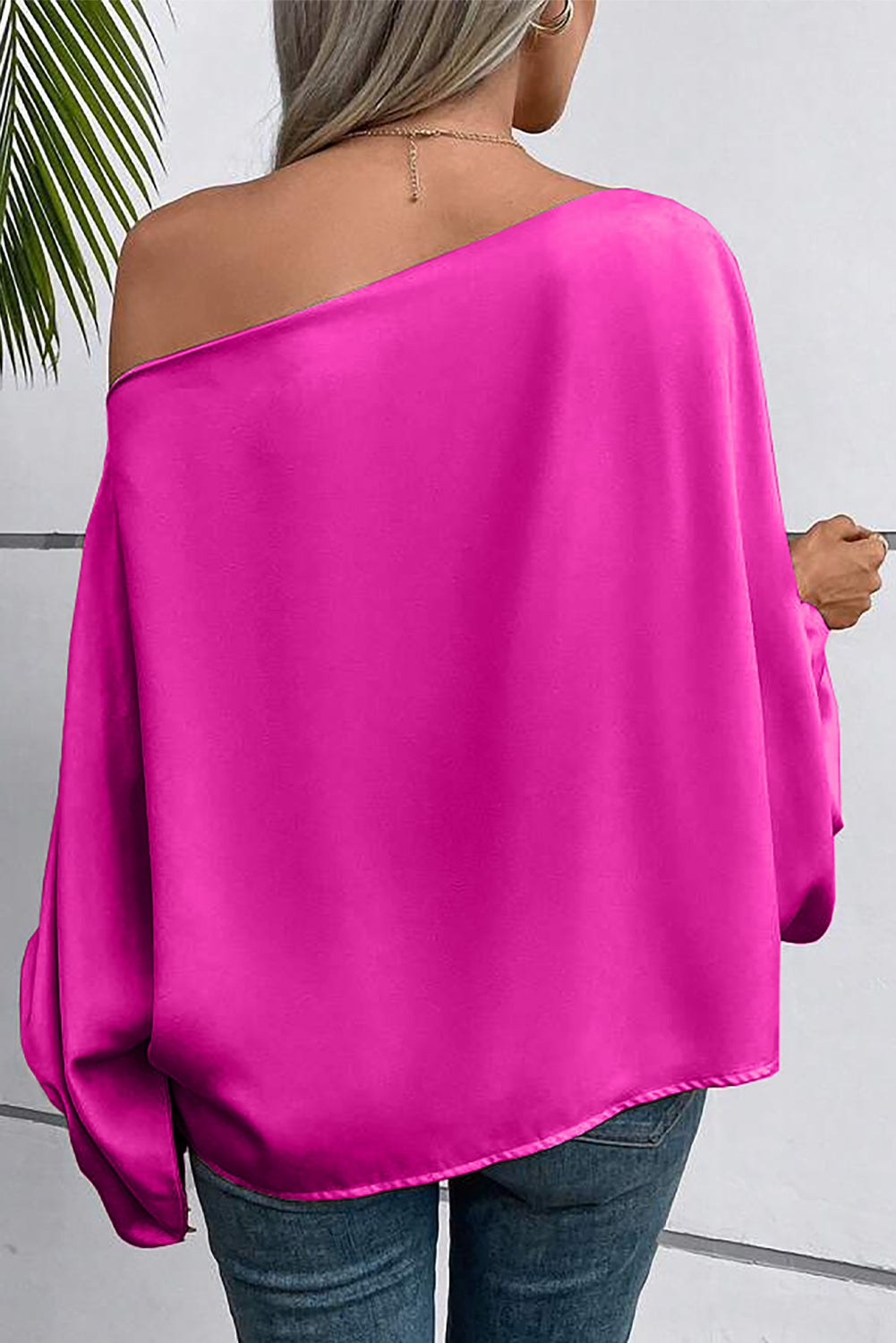 Jarko ružičasta satenska bluza s balon rukavima i asimetričnim vratom