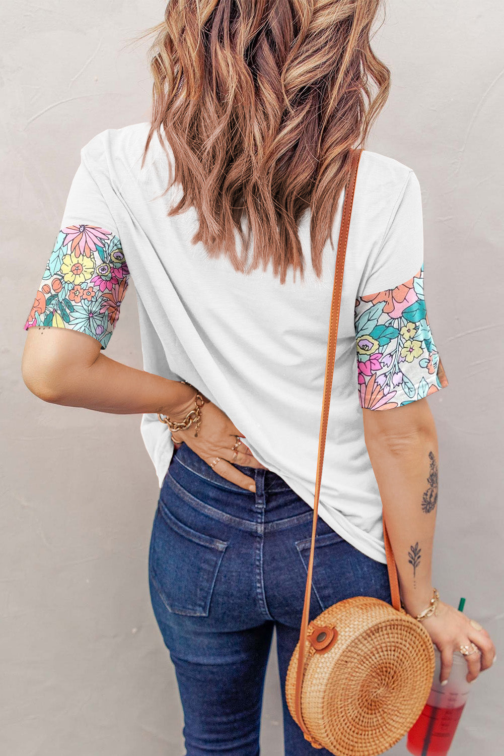 Bela majica s kratkimi rokavi s cvetličnim vzorcem