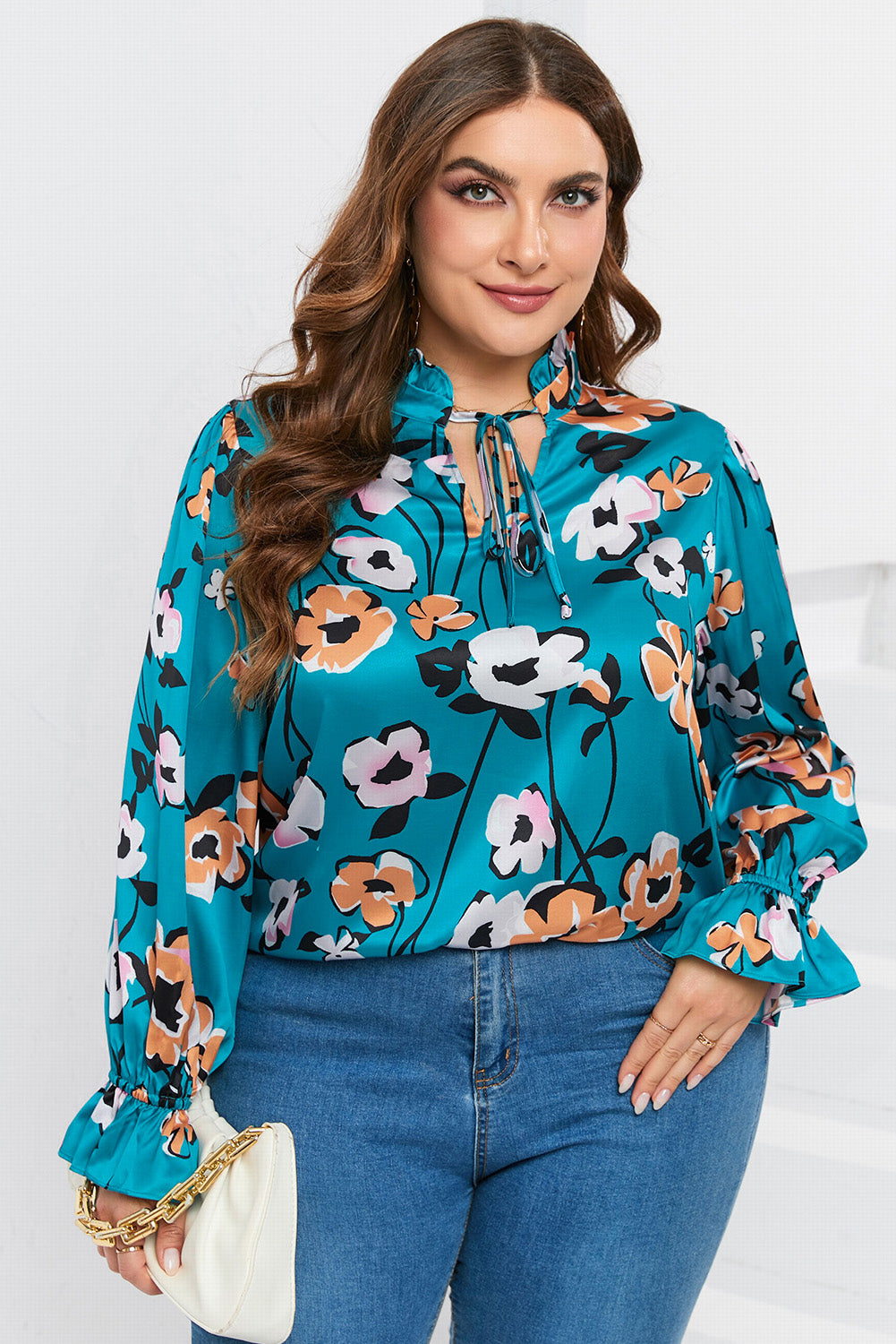 Nebesno modra bluza velike velikosti z v-izrezom in cvetličnim potiskom
