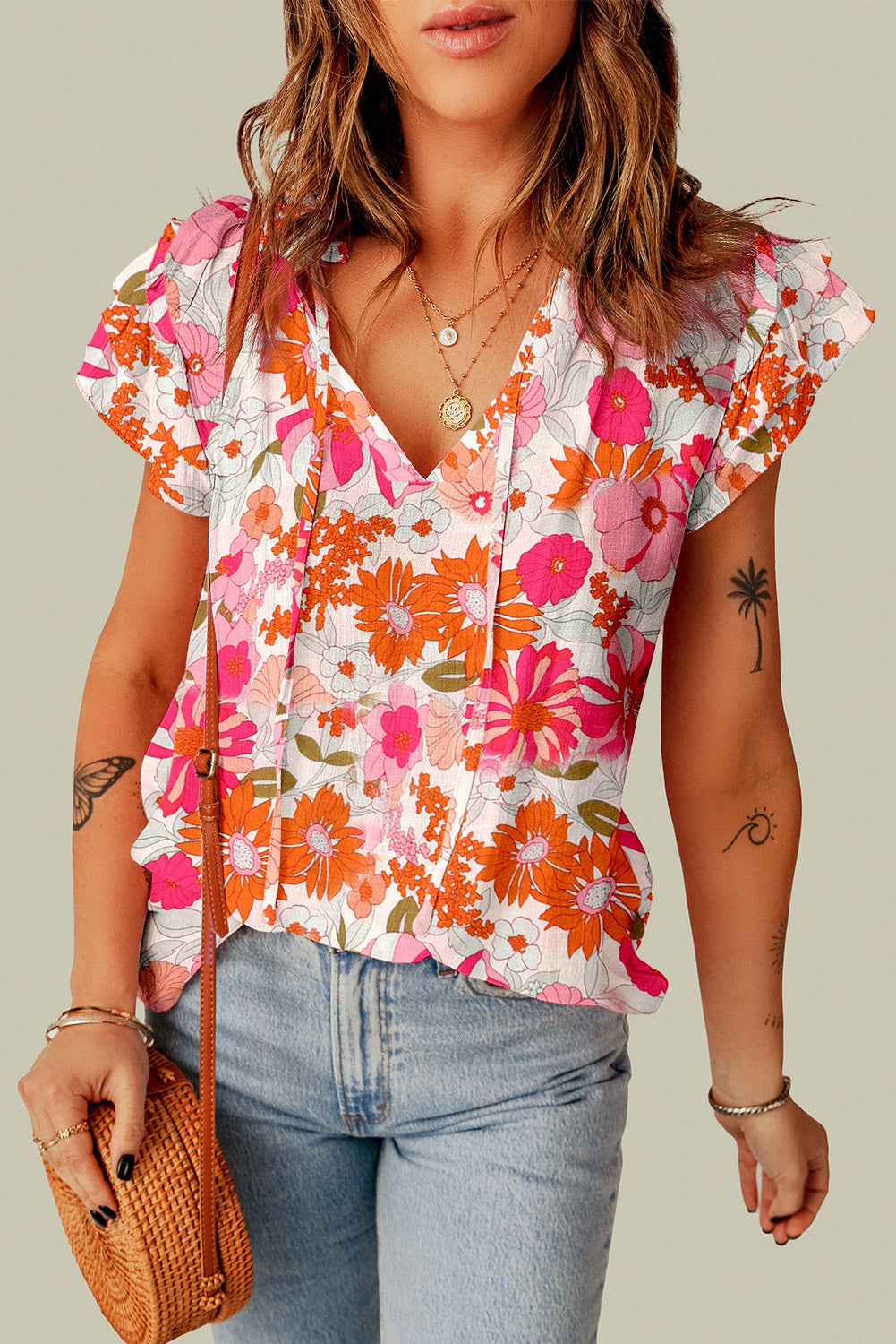 Večbarvna cvetlična bluza z razcepljenim V izrezom in naborki
