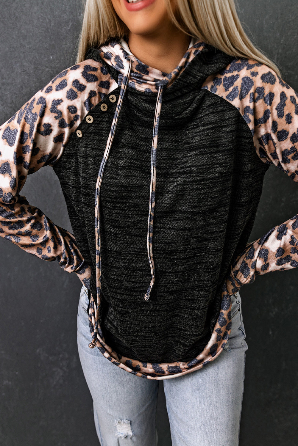 Sweat à capuche contrasté léopard brossé
