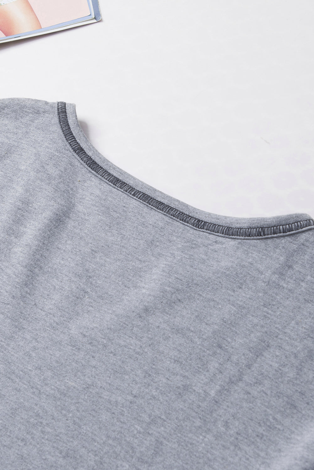 Graues, geripptes Patchwork-Sweatshirt mit freiliegenden Nähten und V-Ausschnitt