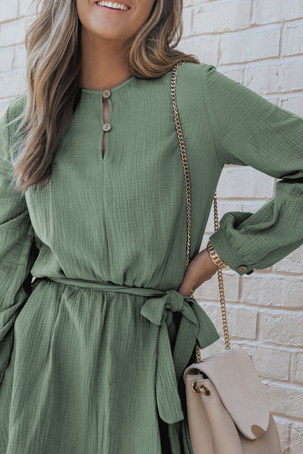 Mini-robe plissée ceinturée à manches bouffantes et col boutonné vert jungle