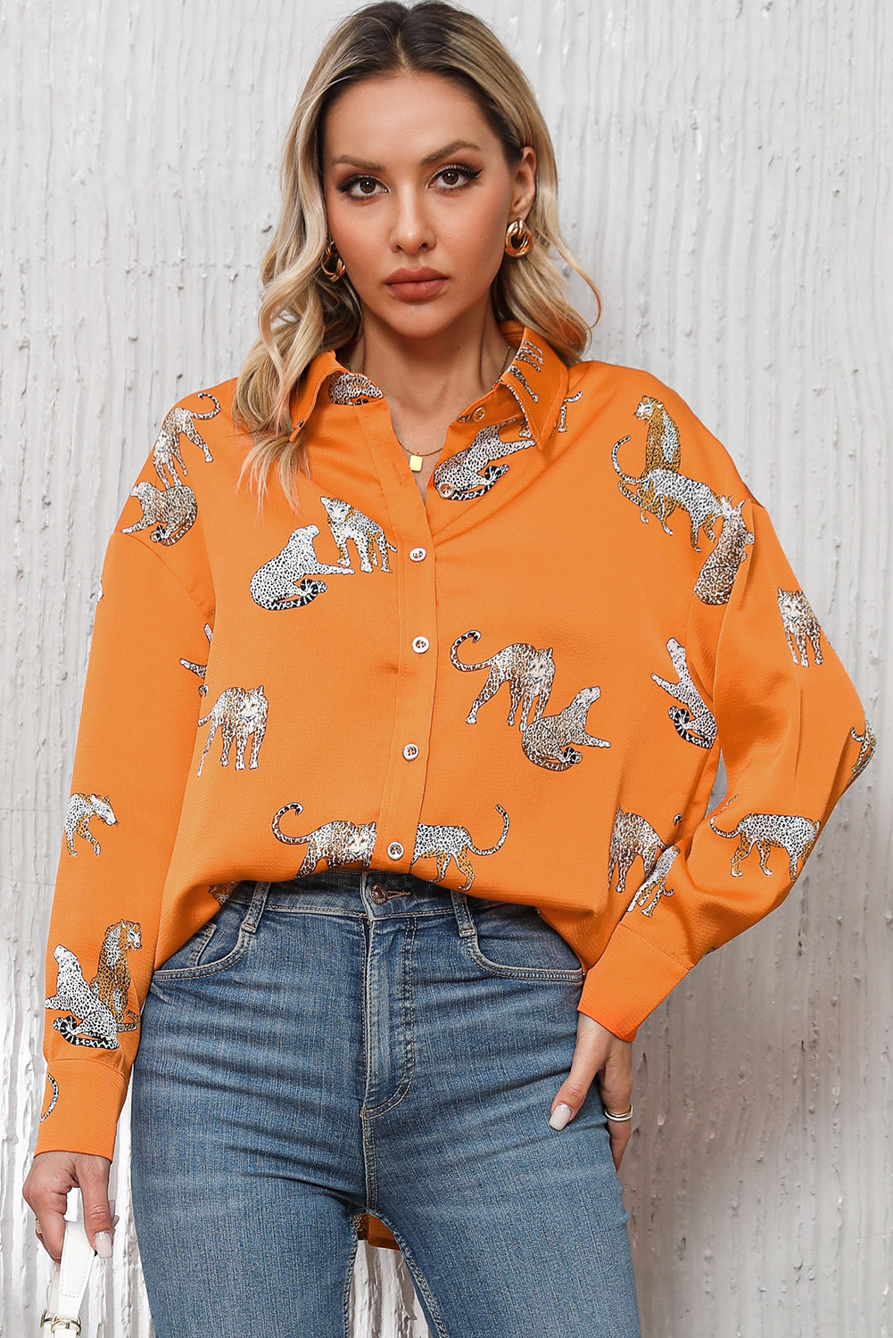 Rotbraunes, geknöpftes Satinhemd mit Geparden-Animal-Print