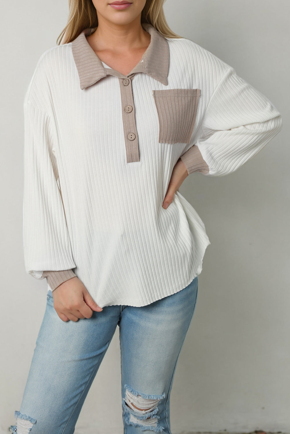 Haut en tricot côtelé blanc à bordure contrastée et col à boutons