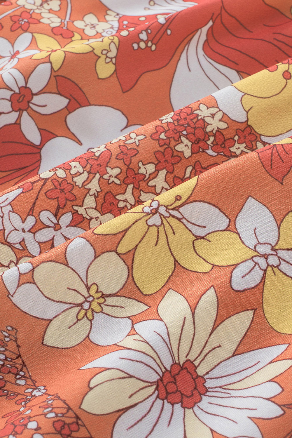 Orangefarbenes Blumenkleid mit weiten Flatterärmeln