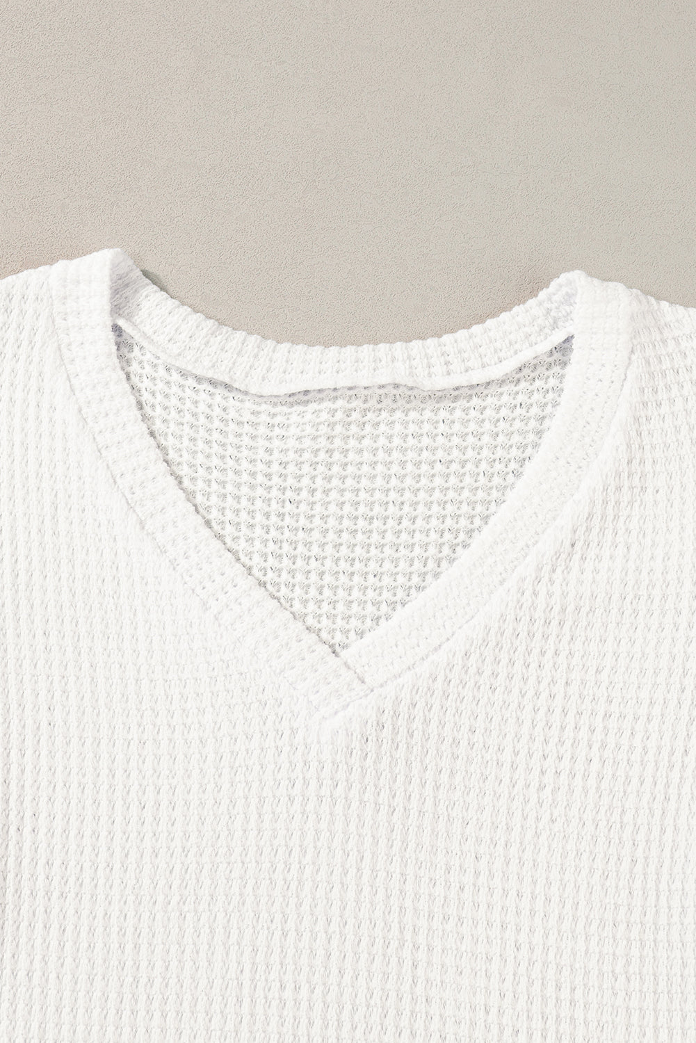 T-shirt blanc en tricot gaufré à manches pétales et col en V