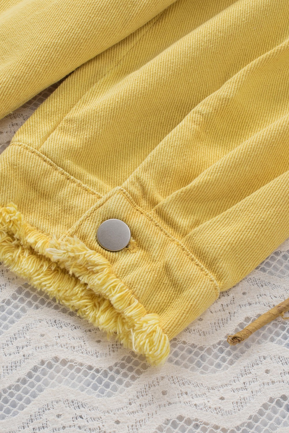 Veste en jean jaune effet vieilli à franges