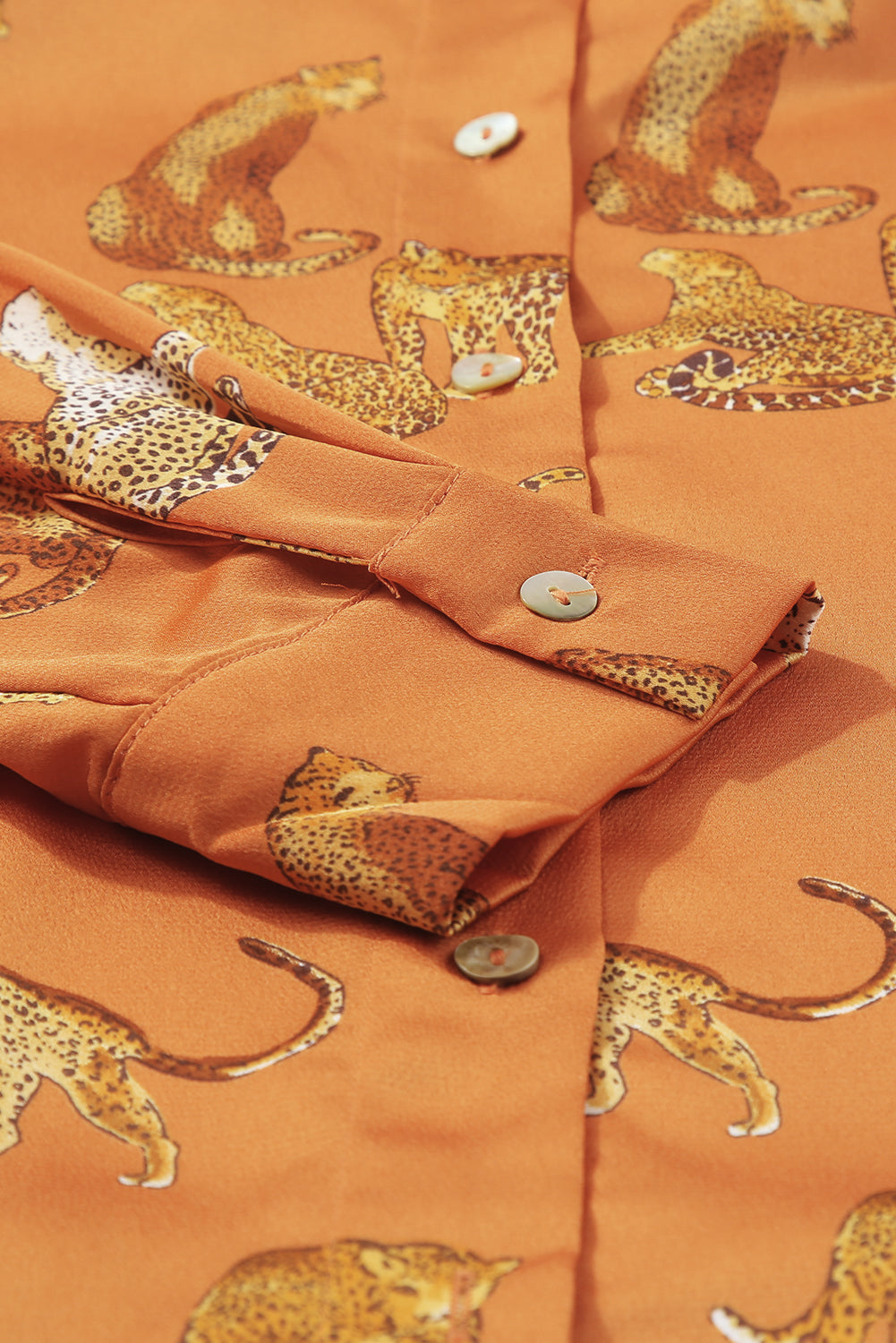Senfgelbes Hemdkleid mit Gepardenmuster und Knöpfen