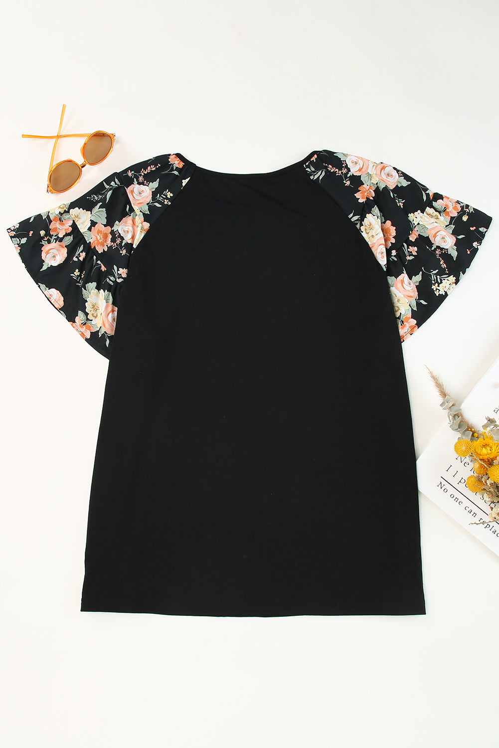 Črna majica velike velikosti s cvetličnimi rokavi in ​​naborki