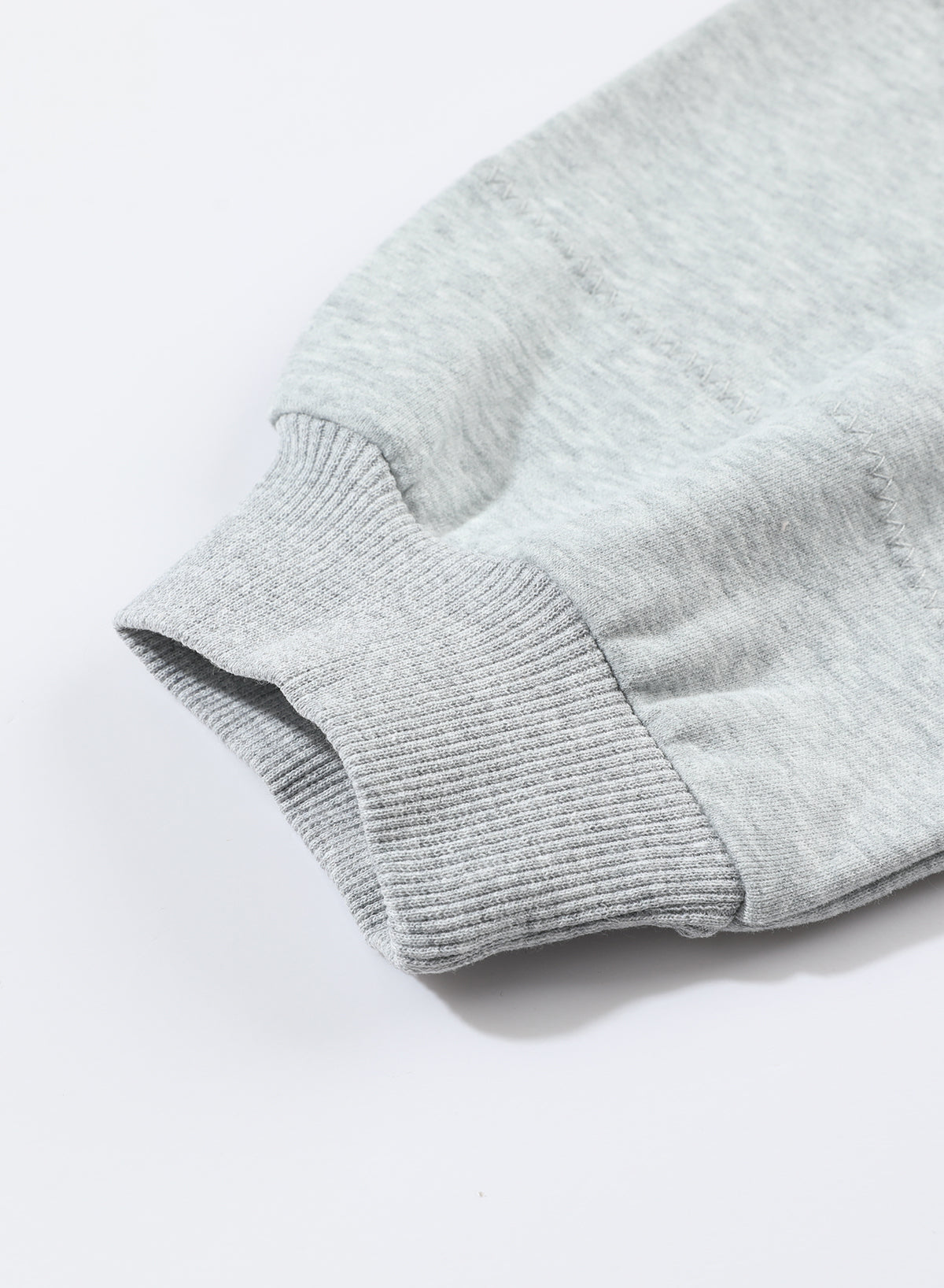 Siv topel zimski pulover s kapuco z aktivnimi detajli