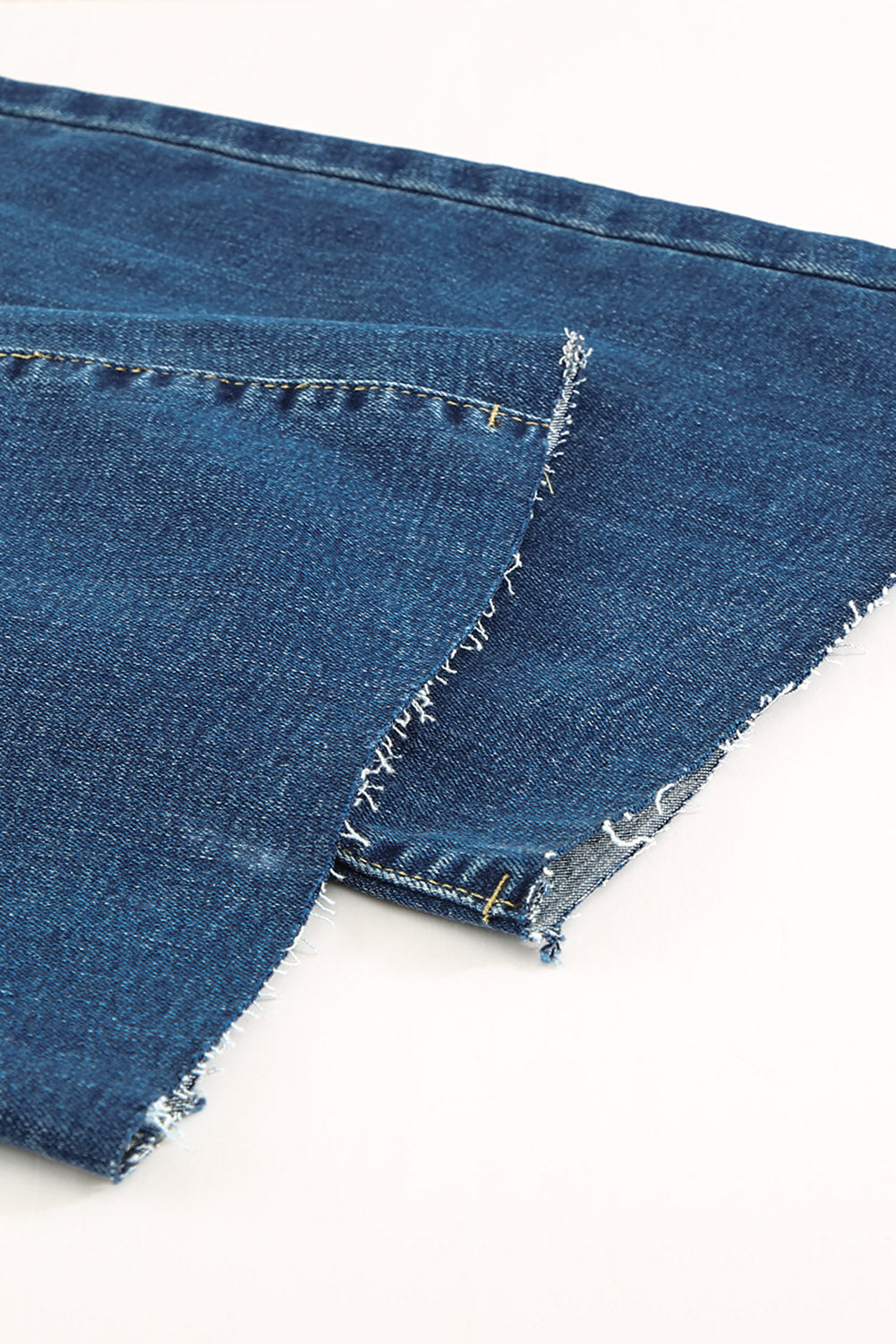 Jeans svasati a vita media con lavaggio scuro blu cielo
