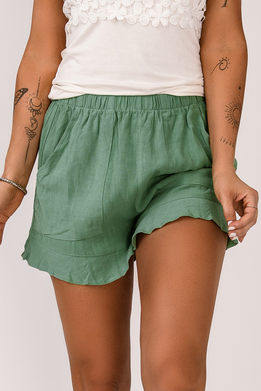 Zelene kratke hlače z žepi in naborki z visokim pasom