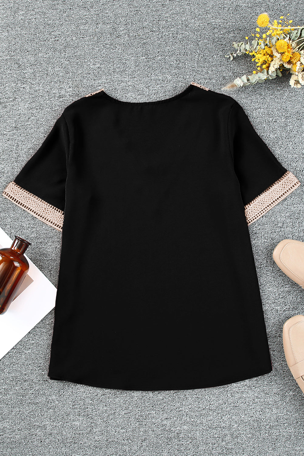 Črna čipkasta majica s kratkimi rokavi in ​​v-izrezom velike velikosti